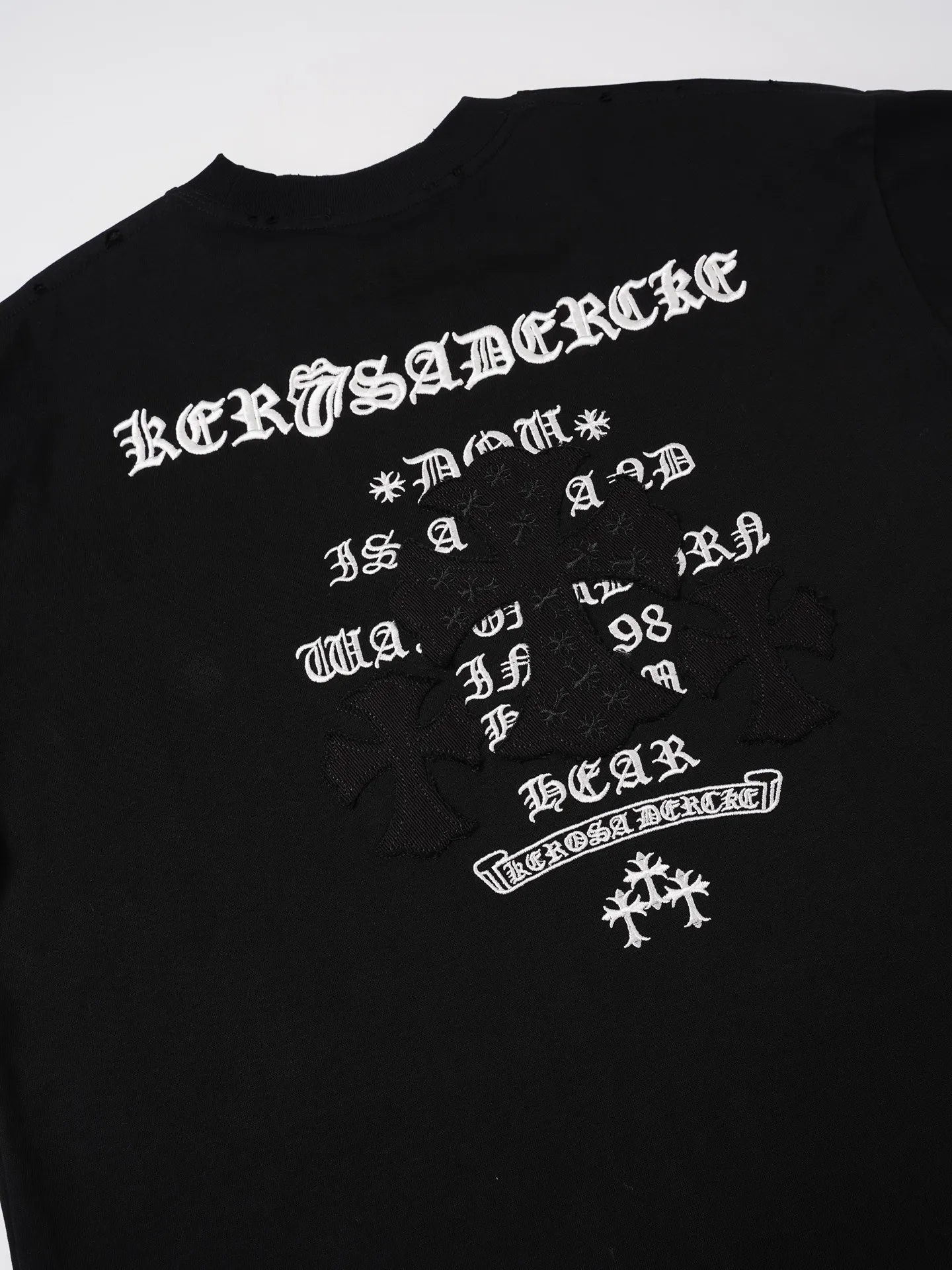 105 CH 2026ss T Chrome Hearts（ ）T ， ， ， 。 ， ， ， 。 / ， ， ， “ ” 。 ， ， ； ， ， ； ， 、 ， ， oversize 。 “Chrome Hearts” ， ， Classic “ + ” ， ， ， 。 T ， 、 ， ， ， 。 ：White Black Size：XS S M L